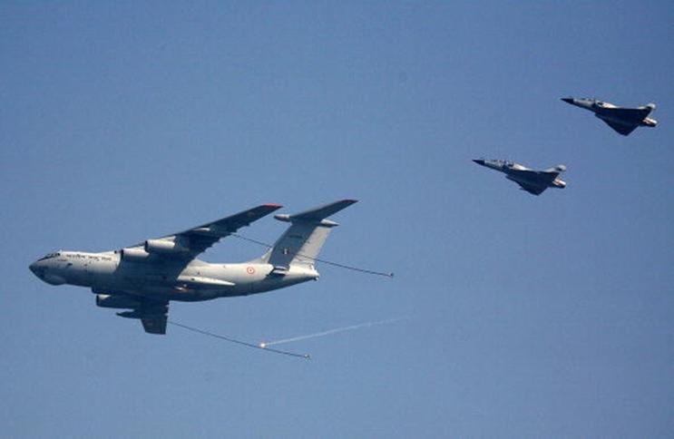 Mirage-2000-Il-78-Mid-Air-Refueling-%25255B9%25255D.jpg