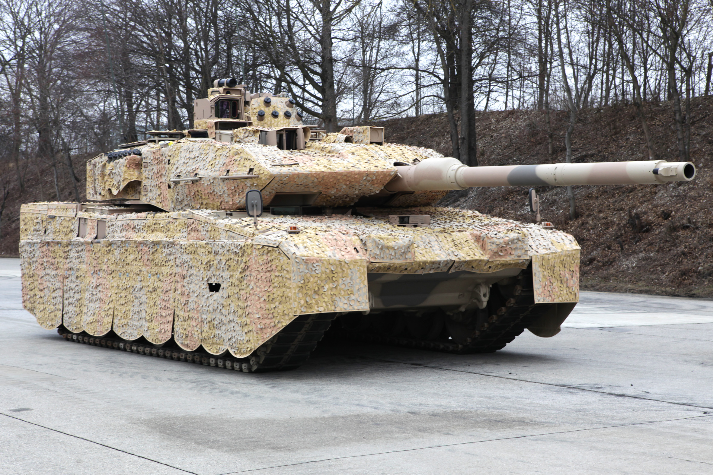 Leopard_2A7_mit_Barracuda_Mobile_Camo.jpg