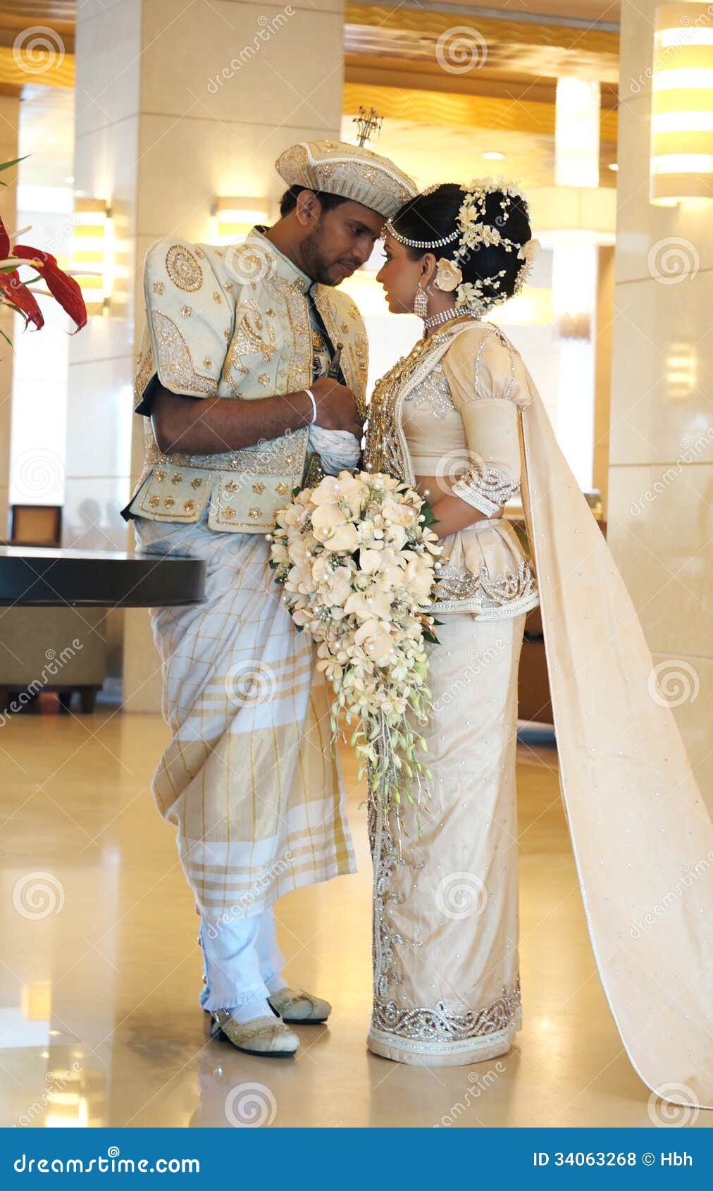 bride-groom-sri-lanka-dressed-traditional-lankan-wedding-dress-34063268.jpg