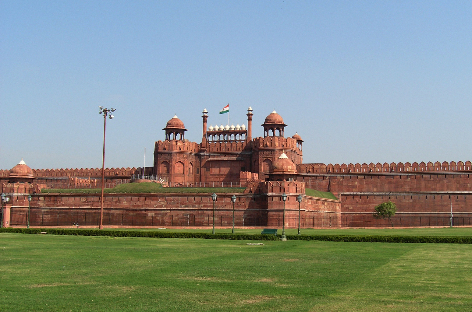 Red_Fort,_Delhi_by_alexfurr.jpg