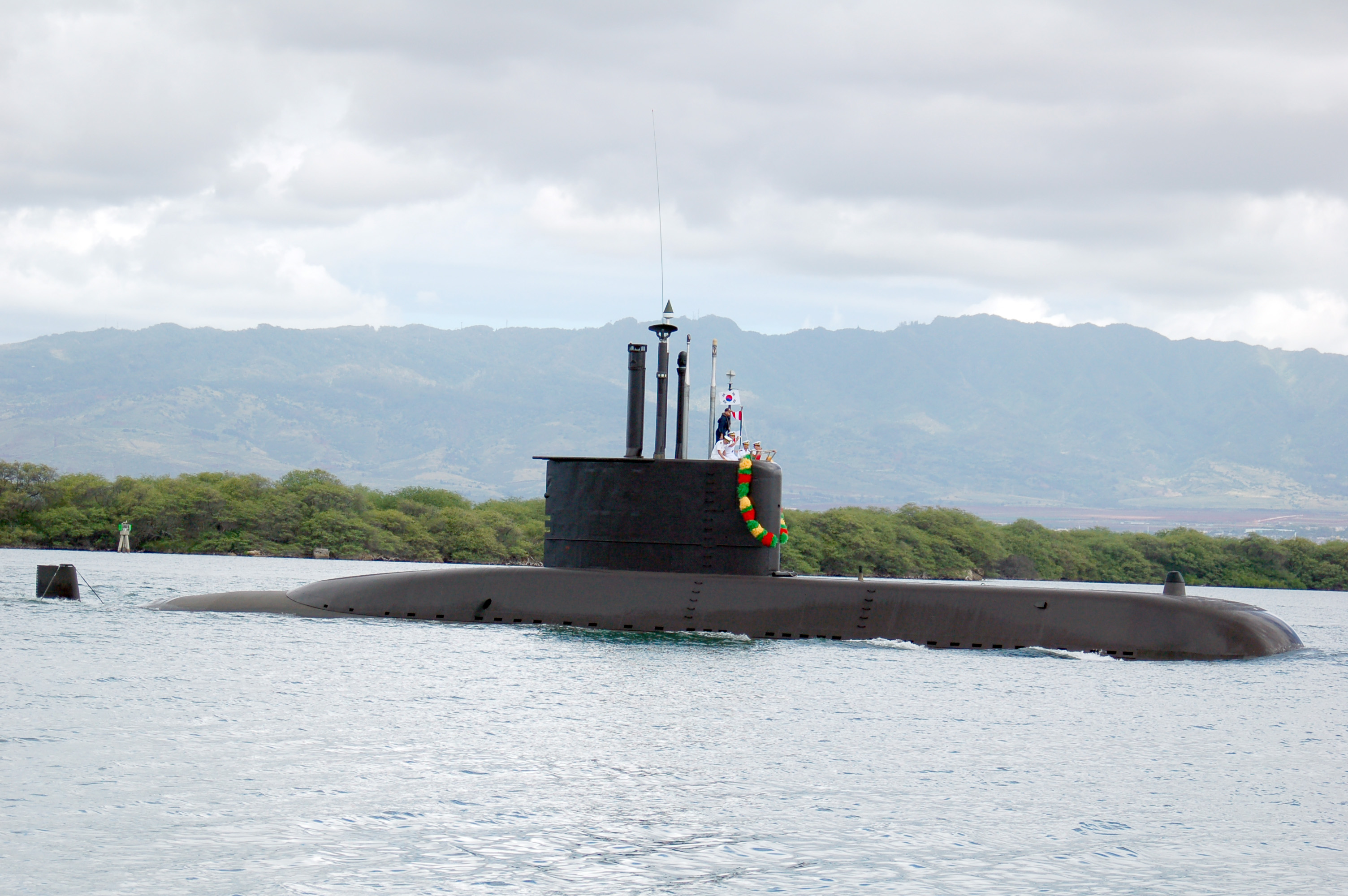 ROKS_Lee_Sunsin_(SS_068)_arrives_at_Naval_Station_Pearl_Harbor.jpg