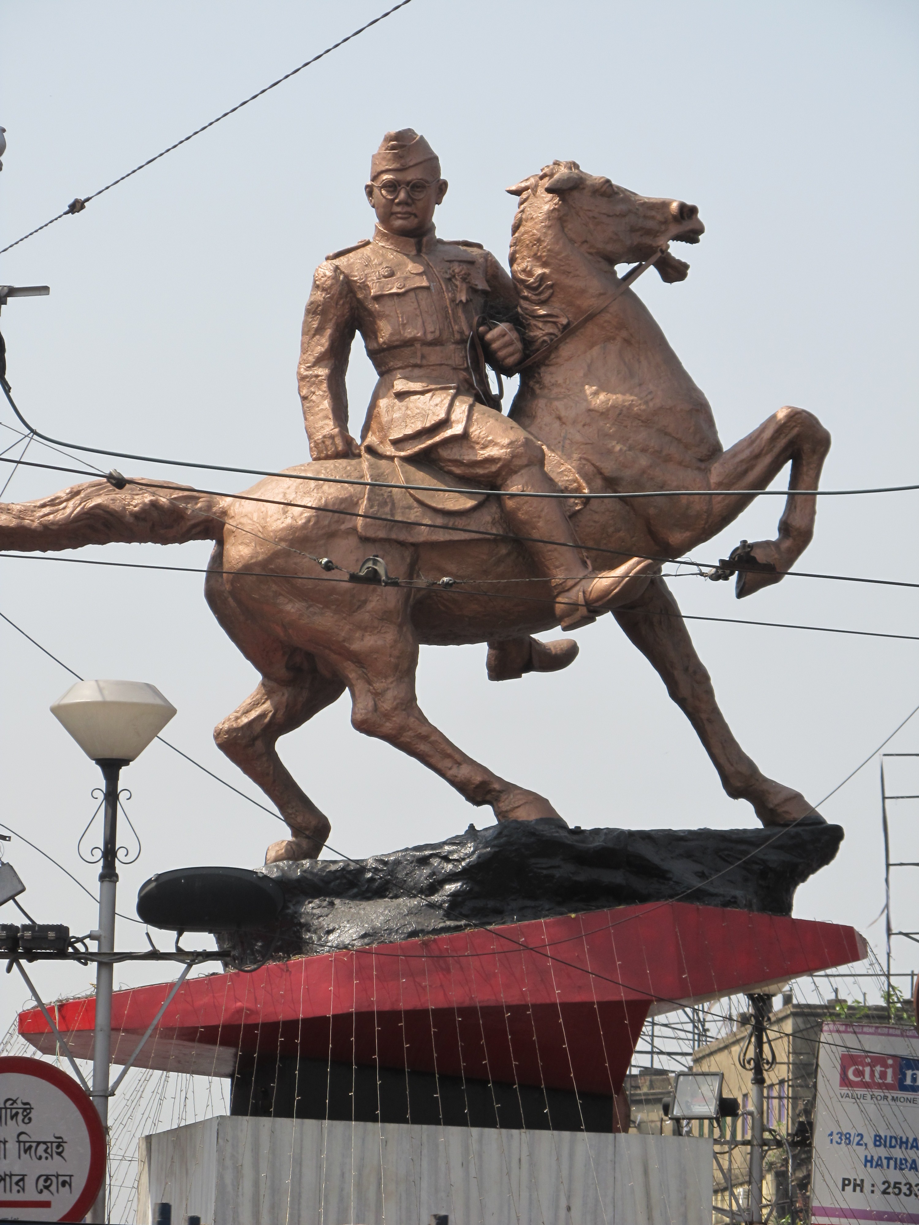 Subhas_Chandra_Bose_Statue_-_Shyambazar_Five-point_Crossing_-_Kolkata_2012-05-19_3062.JPG