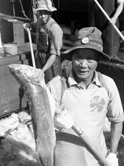 Chinese_Worker_Joe_Sum%2C_salmon_fishing%2C_Vancouver%2C_B.C.jpg