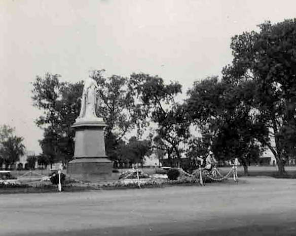 Queen_Victoria%27s_Statue%2C_Rawalpindi%2C_1939.jpg