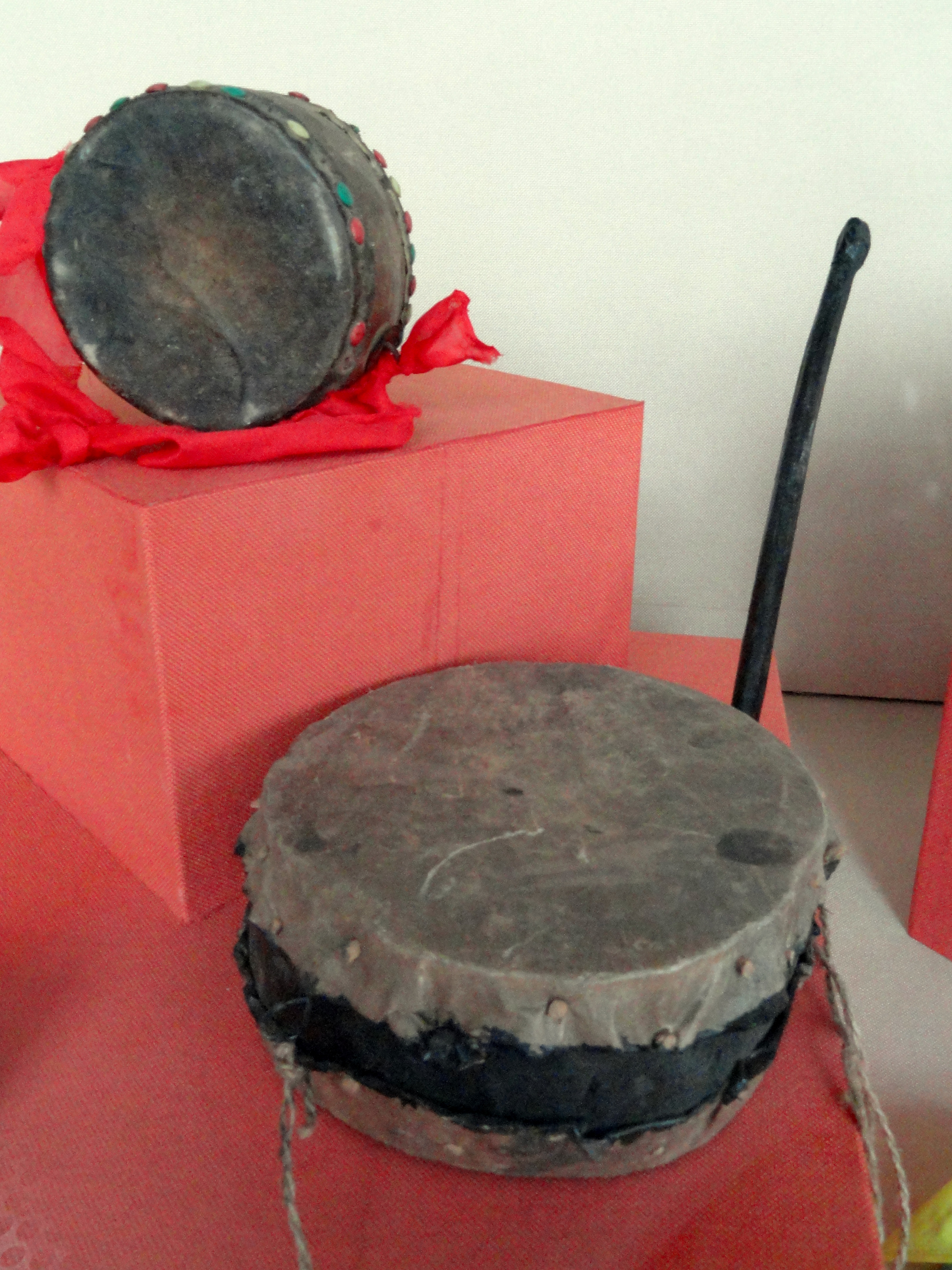 Musical_instruments_in_the_Yunnan_Nationalities_Museum_-_DSC03875.JPG
