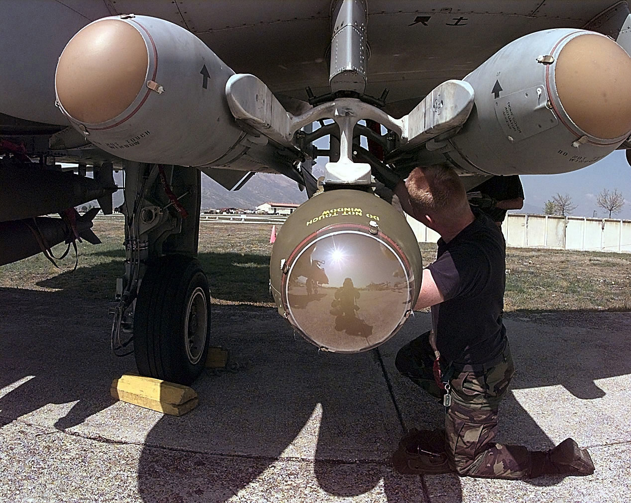 Three_AGM-65_Maverick_Missiles_on_an_A-10_Thunderbolt.JPEG