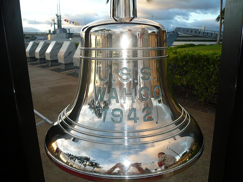 800px-USS_Wahoo_%28SS-238%29_Bell_Pearl_Harbor_Ceremony_2007-Oct-11.jpg