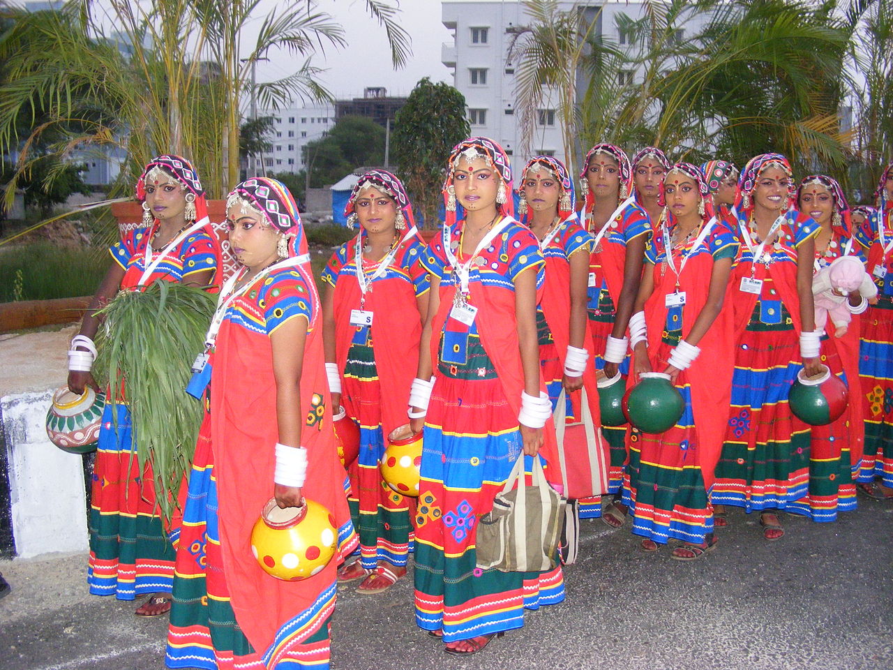 1280px-Dancers_wearing_traditional_dress_of_the_Banjara_Lamadi_or_Lambani_tribe_in_Andhra_Pradesh_DSCF7370_(2).JPG