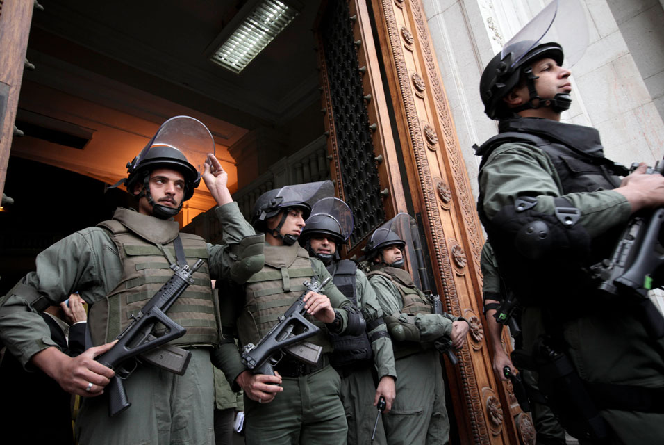 Army-special-forces-stand-at-the-entrance-to-the-Egyptian-Museum-before-a-tour-for-the-press-in-Cairo.jpg