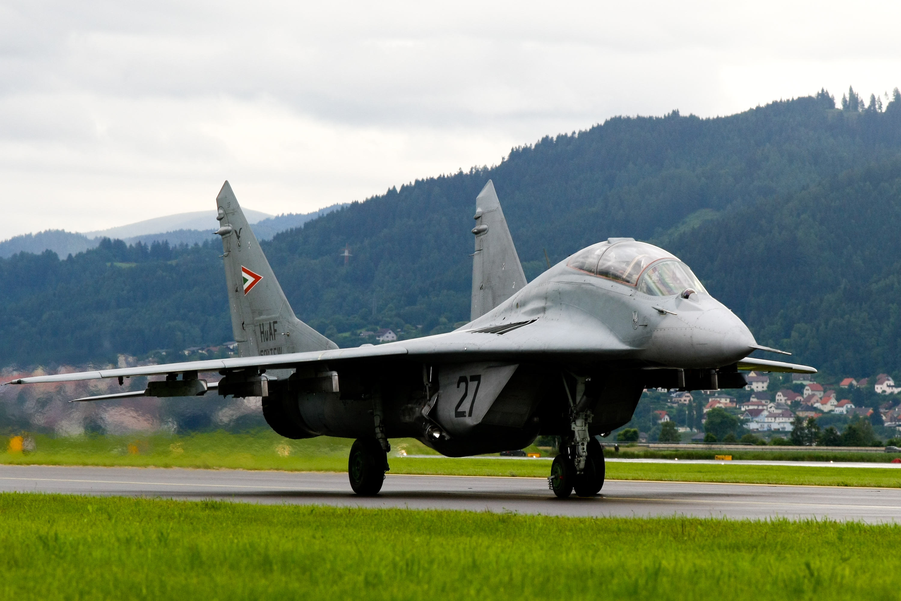 mig_29_fighter_jet_on_the_runway-other.jpg