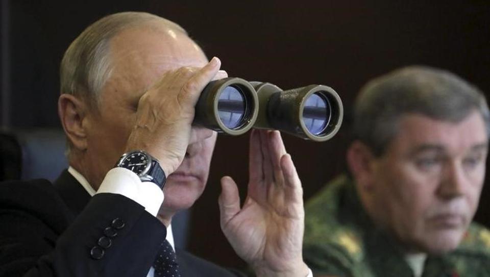 russian-president-training-watches-ground-leningrad-military_4bc86da0-9c94-11e7-a38e-8ee9fe2ac8e7.jpg