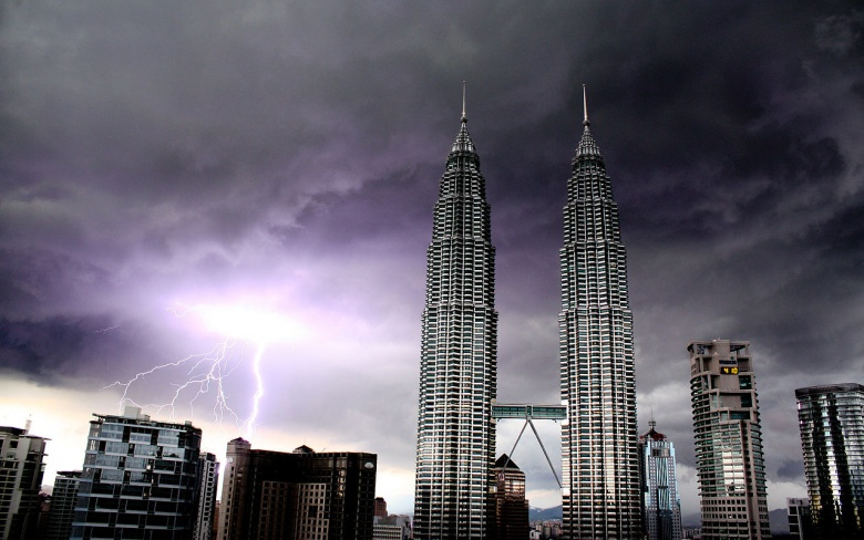 1280px-Petronas_Towers_during_lightning_storm_%283324769707%29.jpg