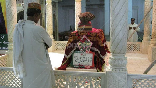 grave-of-zulfiqar-ali-bhutto-shaheed-in-larkana-pakistan-5115410.jpg