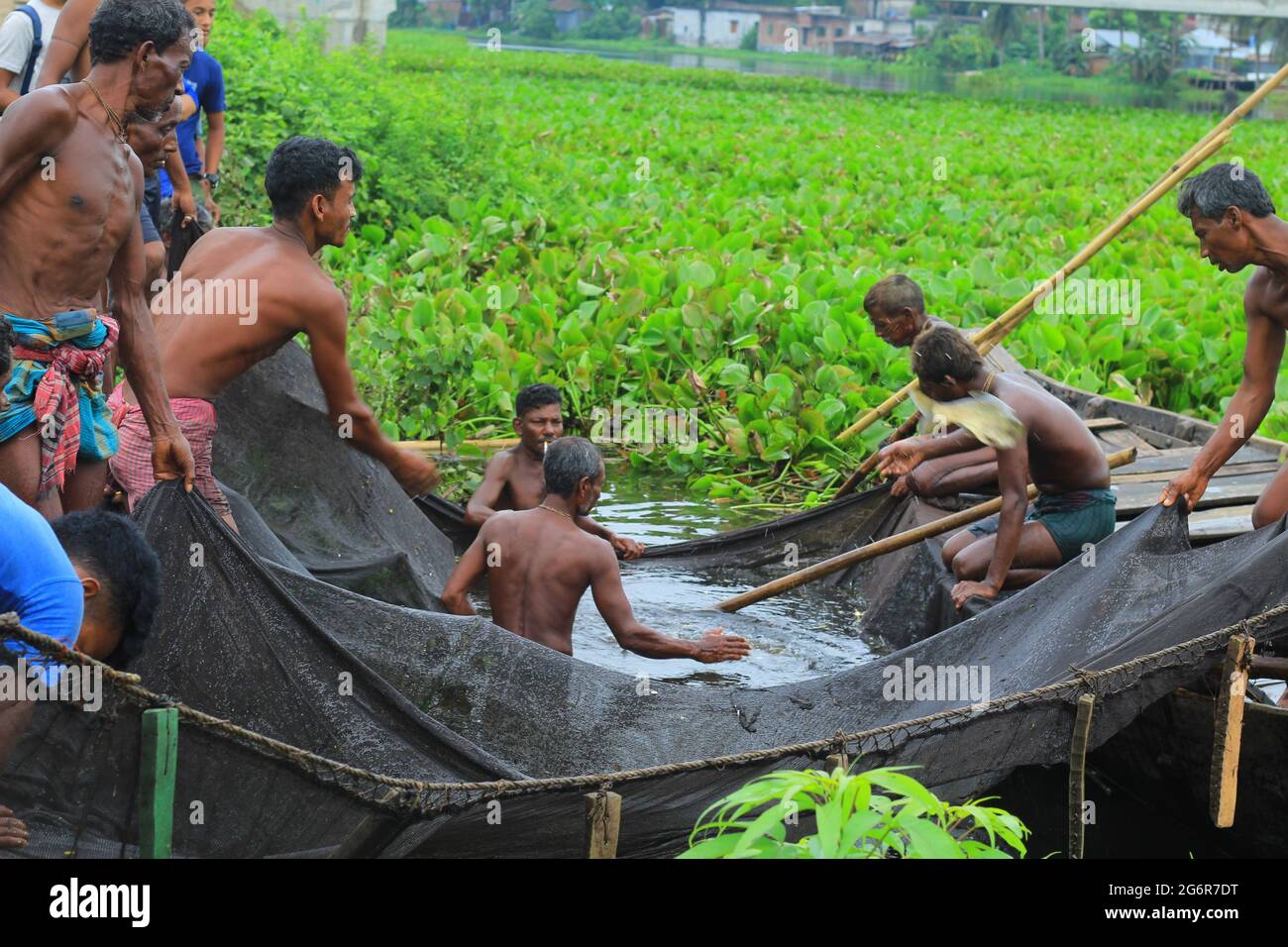 bangladeshi-fisherman-caught-fish-fish-on-hand-fishing-on-the-river-with-fishing-nets-life-of-traditional-fishermen-fishing-in-river-2G6R7DT.jpg