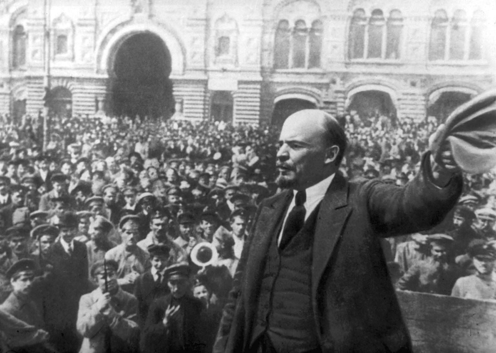 crowd-Vladimir-Ilyich-Lenin-Russian-Revolution-1917.jpg