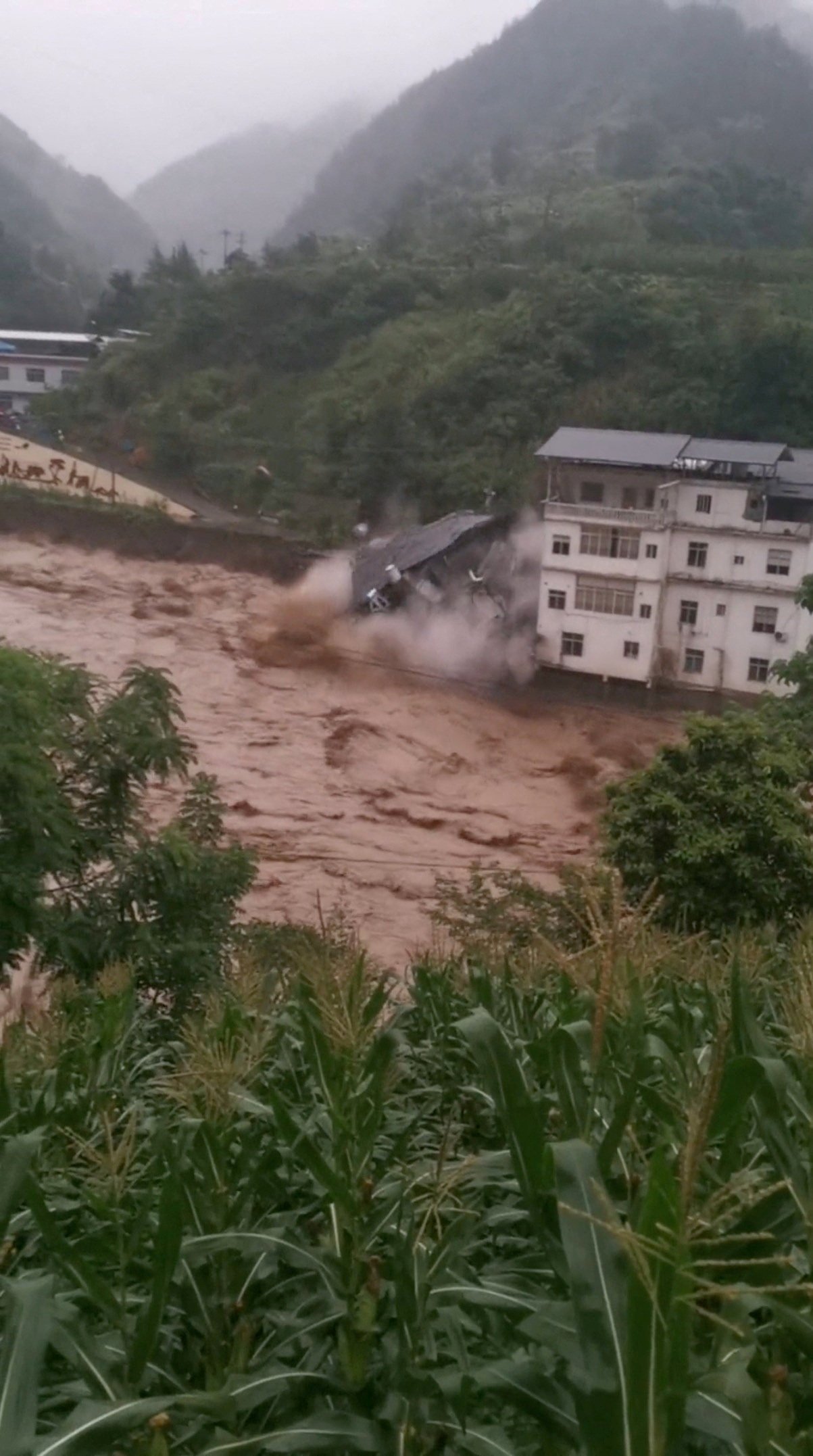 A building collapses in Baolong town outside the Chongqing urban area. Photo: Reuters