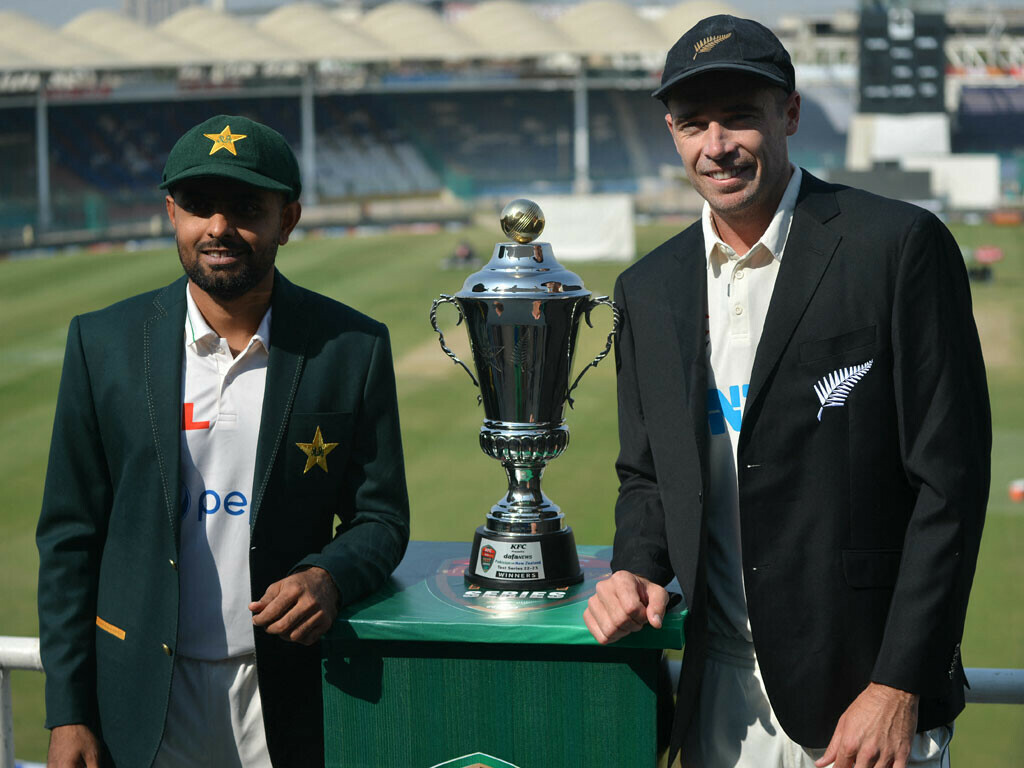 <p>New Zealand’s captain Tim Southee (R) and his Pakistan’s counterpart Babar Azam unveil the test match trophy on the eve of their first cricket Test match at the National Stadium in Karachi on December 25, 2022. Photo: AFP</p>