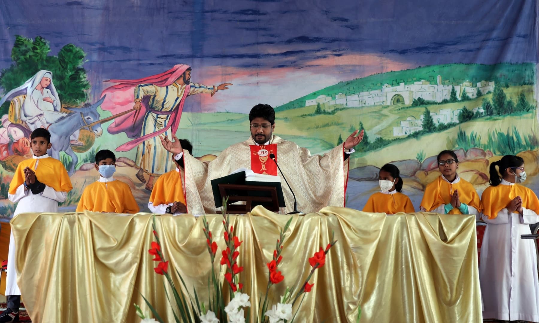 Archbishop addresses during the Christmas Day prayer to mark celebrations at a church in Islamabad on December 24, 2021. — APP