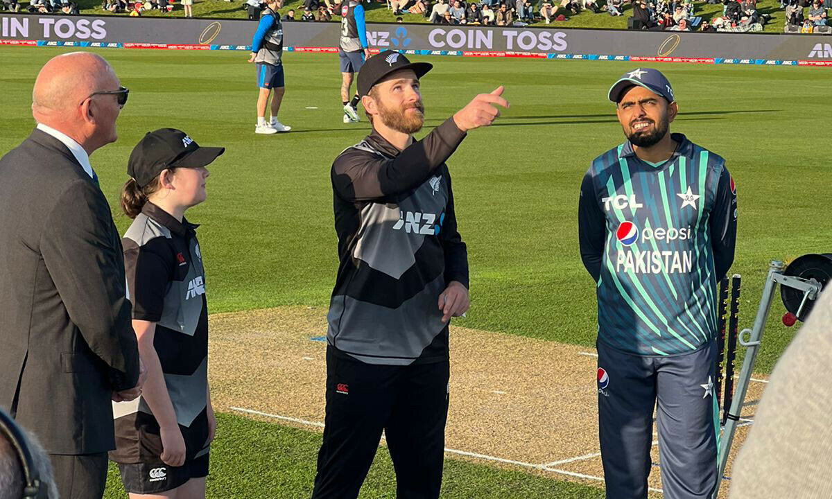 <p>New Zealand Captain Kane Williamson (C) and Pakistan Captain Babar Azam (R) during the toss. — Photo courtesy PCB Twitter</p>