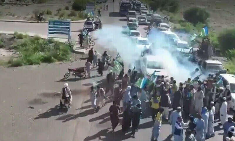 <p>This photo shows a blast on Jamaat-i-Islami emir Sirajul Haq’s convoy in Balochistan’s Zhob on Friday. — DawnNewsTV</p>