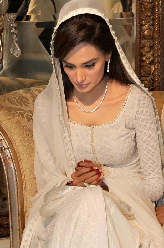 e5a89077be0969630f1d0b62ee5d03cf--pakistani-wedding-dresses-pakistani-bridal.jpg