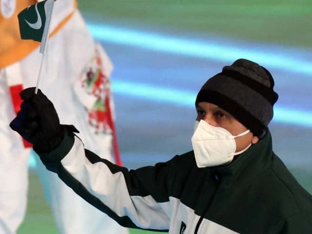 flagbearer muhammad karim of pakistan during the winter olympics opening ceremony photo reuters
