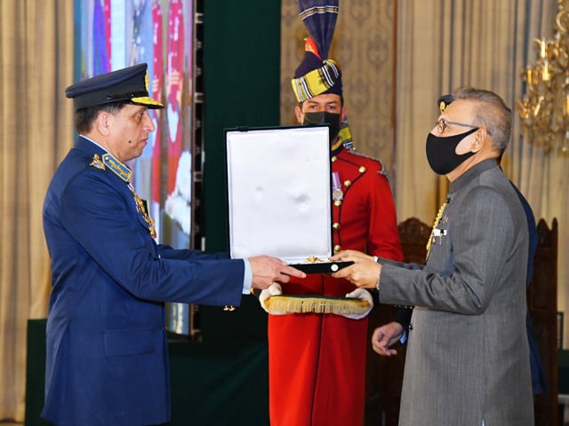 acm zaheer is being honoured with nishan e imtiaz miltary at aiwan e sadr in islamabad photo pid