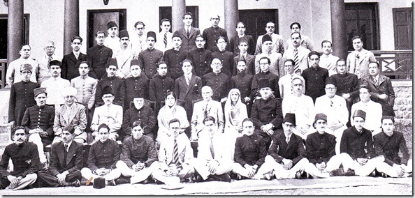 Mr-Jinnah-with-Kashmiri-alumni-of-Aligarh-University-in-Srinagar-1944_thumb1.jpg