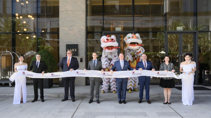 Executives of Marriott International and Masterise Homes conduct the ribbon-cutting ceremony at the grand opening of Marriott Residences, Grand Marina Saigon, Lake. ảnh 1