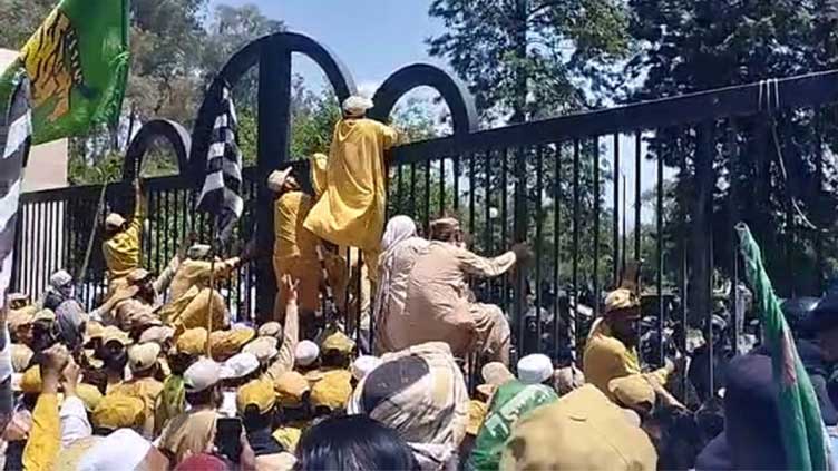 JUI-F's club-wielding activists enter Red Zone moments before SC hearing in election case