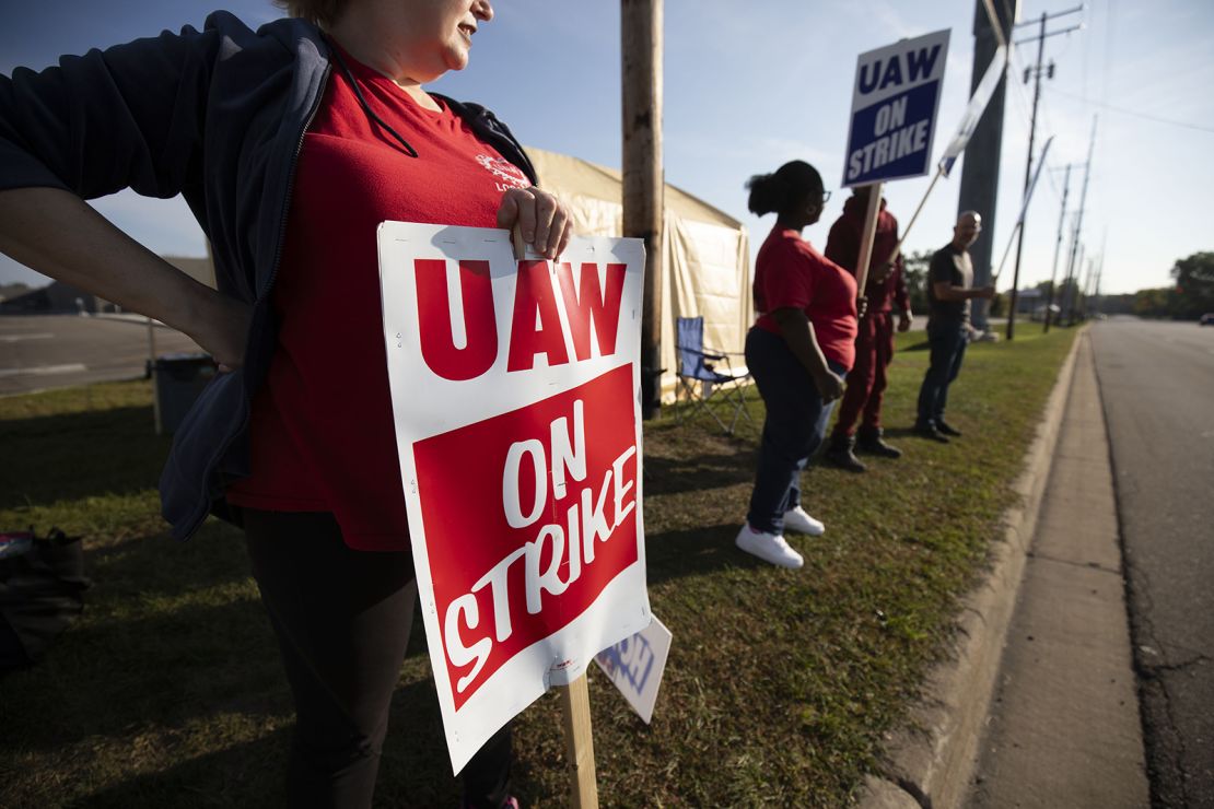 Members of the United Auto Workers union strike outside a General Motors facility in Lansing, Michigan, on September 23.