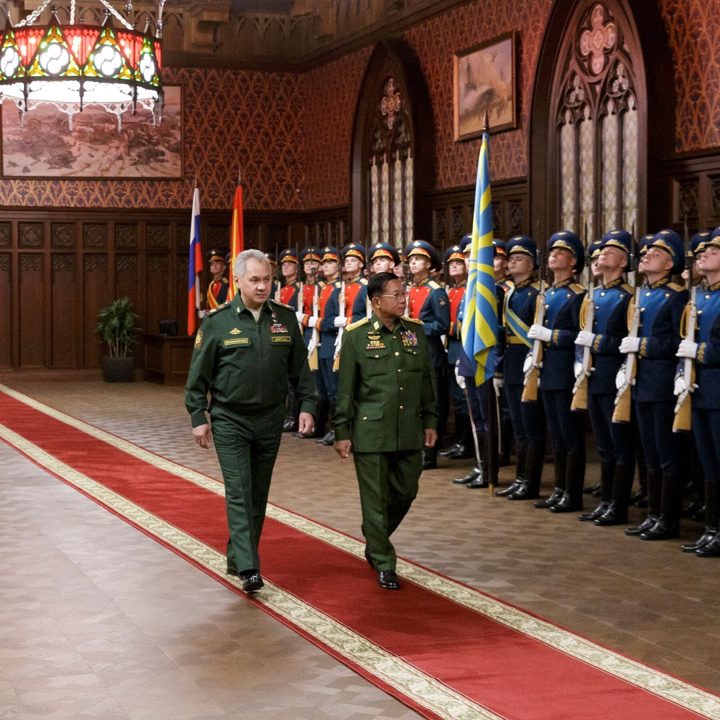Senior Gen. Min Aung Hlaing, center, during a visit to Moscow last year.