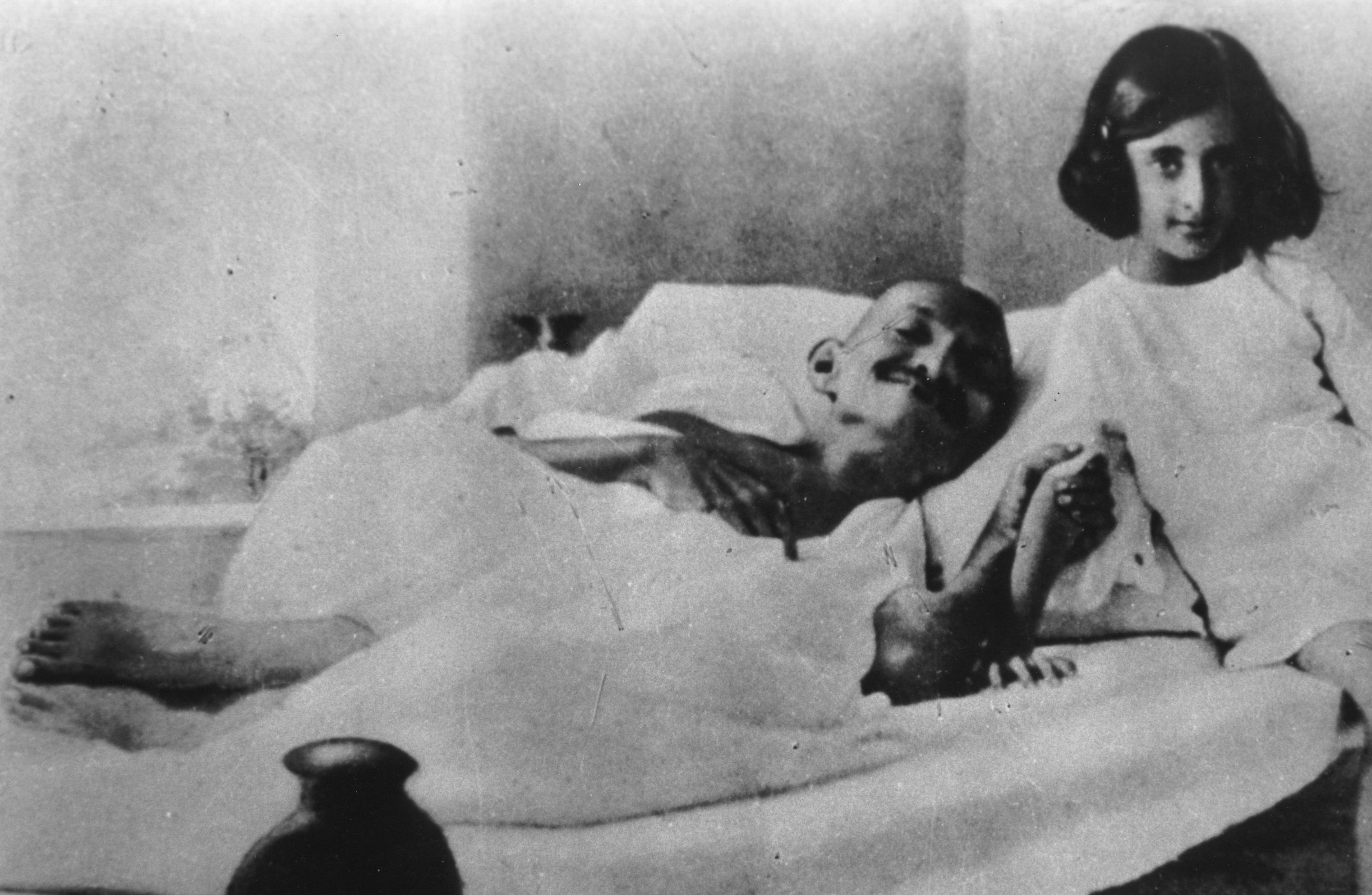 Gandhi_and_Indira_1924.jpg