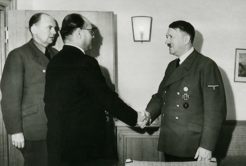 Subhas_Chandra_Bose_meeting_Adolf_Hitler.jpg