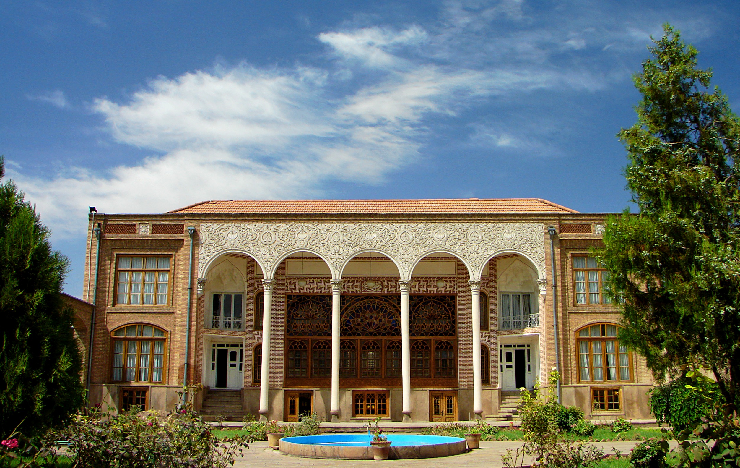 Behnam%27s_House%2C_Sahand_University_of_Technology%2C_Tabriz%2C_Azerbaijan%2C_Iran%2C_08-19-2006.jpg