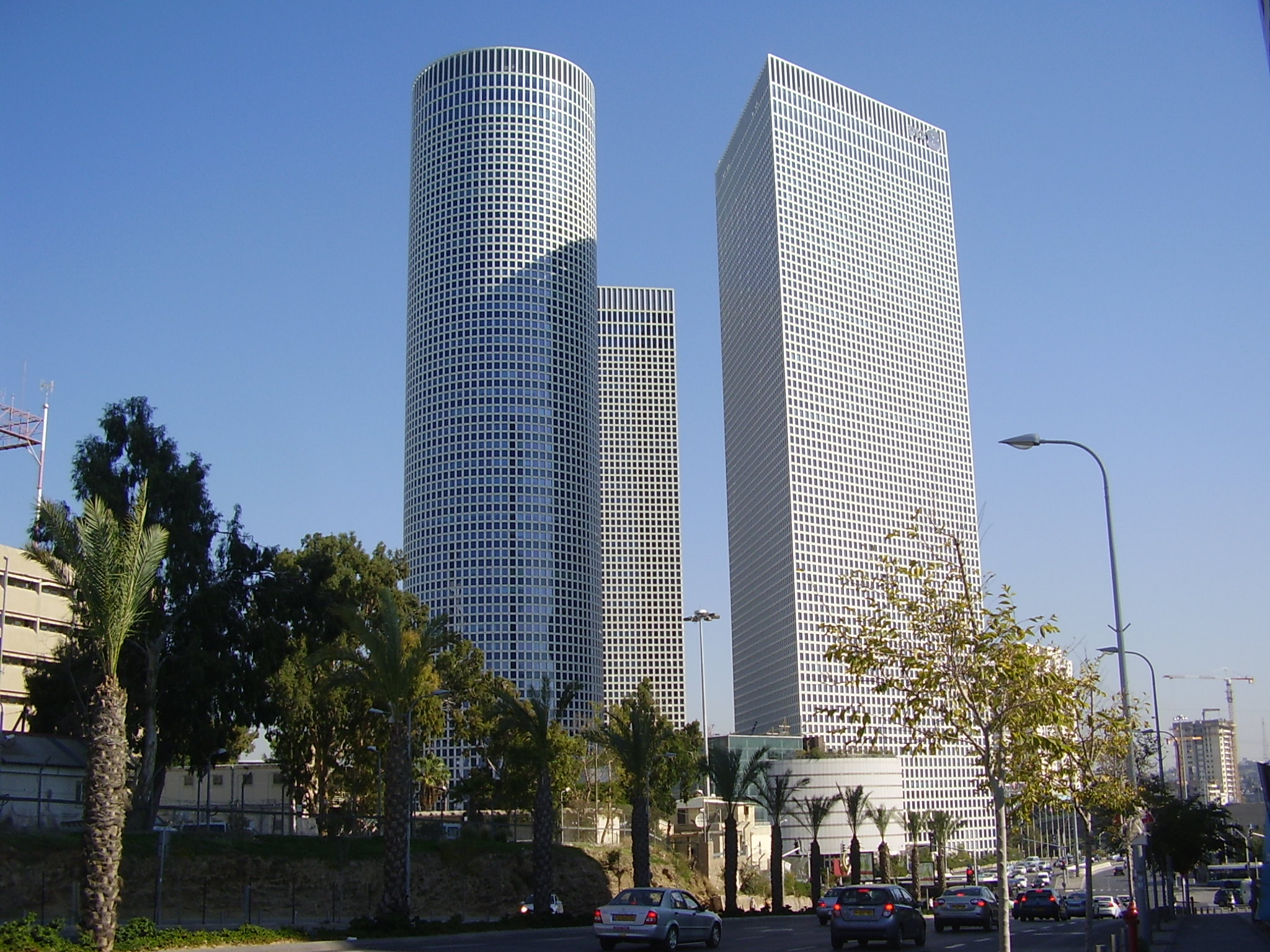 PikiWiki_Israel_15638_Azrieli_Towers_in_Tel_Aviv.JPG