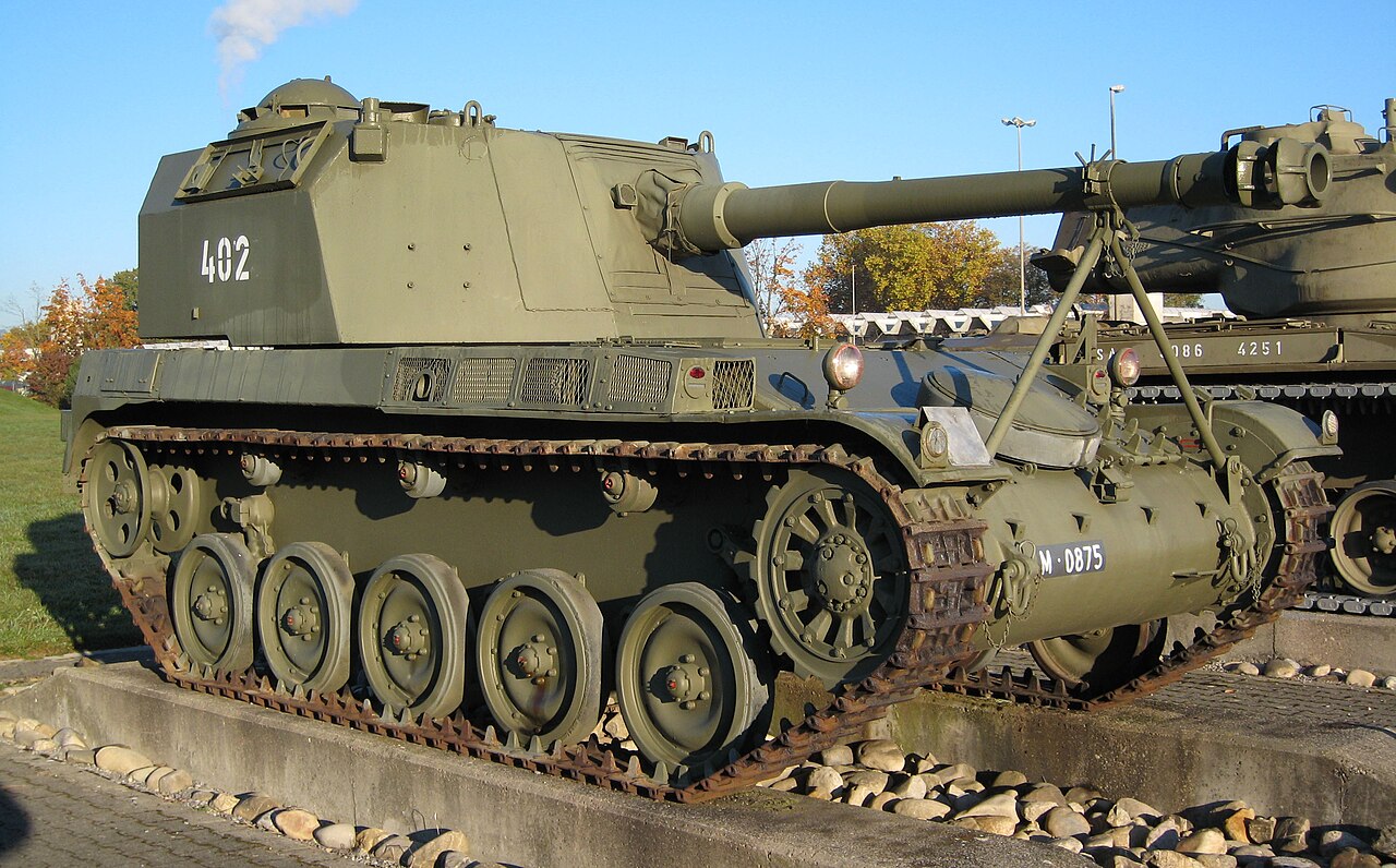1280px-Panzerhaubitze_AMX_13.jpg