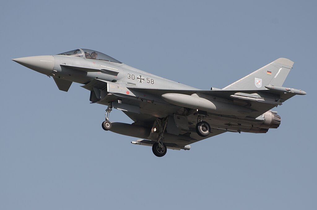1024px-German_Air_Force_%2830%2B58%29_Eurofighter_Typhoon.jpg
