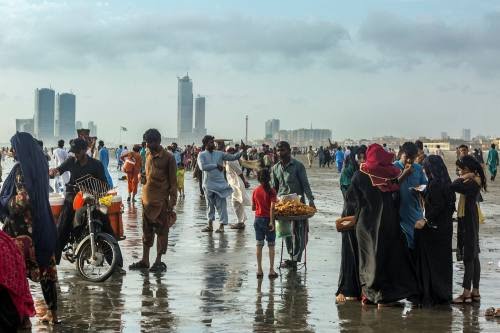 Vendors sell food to visitors at Clifton Beach in Karachi, Pakistan, on Sunday, Sept. 19, 2021. Pakistan’s central bank is expected to hold its key interest rate for a seventh straight meeting even as an economic recovery from the pandemic is fanning Asia’s fastest inflation.