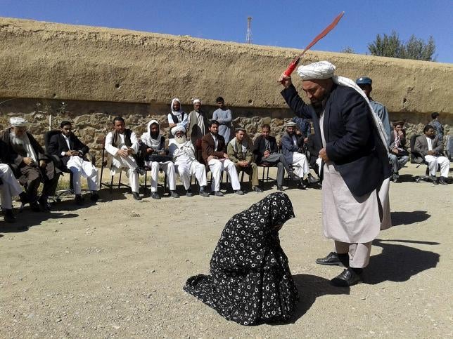 afghan_judge_hits_a_woman.jpg