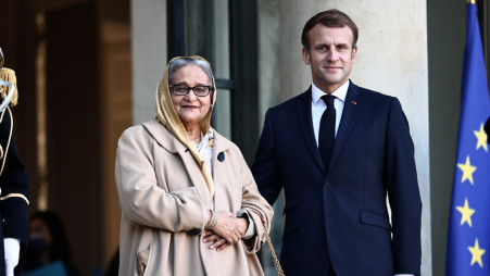 French President Emmanuel Macron and Bangladeshi Prime Minister Sheikh Hasina stand outside the Elysee Palace in Paris, France on 9 November 2021. File Photo: Reuters/Sarah Meyssonnier