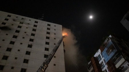 Fire rages through Khawaja Tower at Mohakhali on 26 October 2023. Photo: Nayem Ali/ TBS